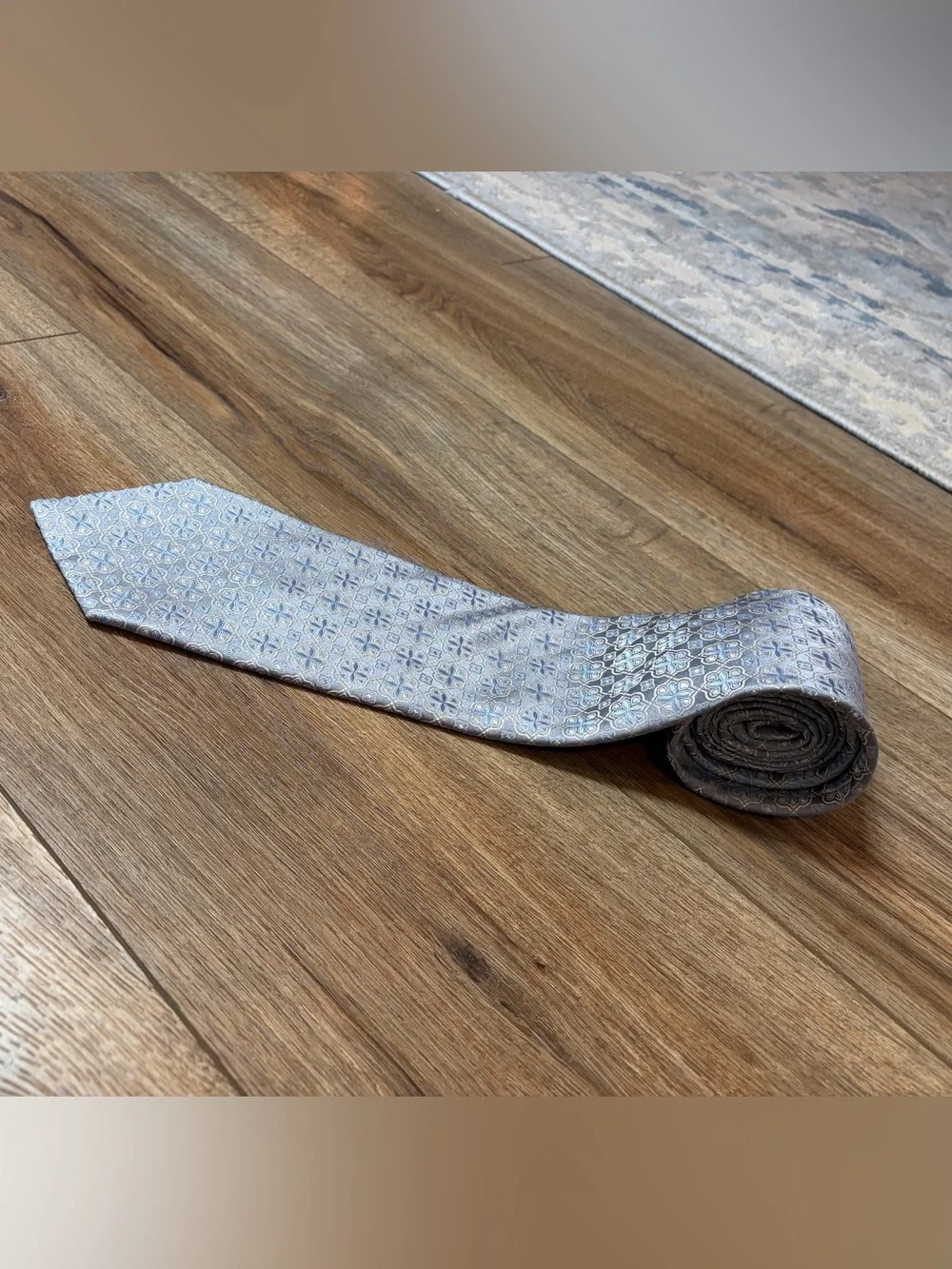 Paul Dione necktie grey and light blue geometric medallion pattern 100% Silk